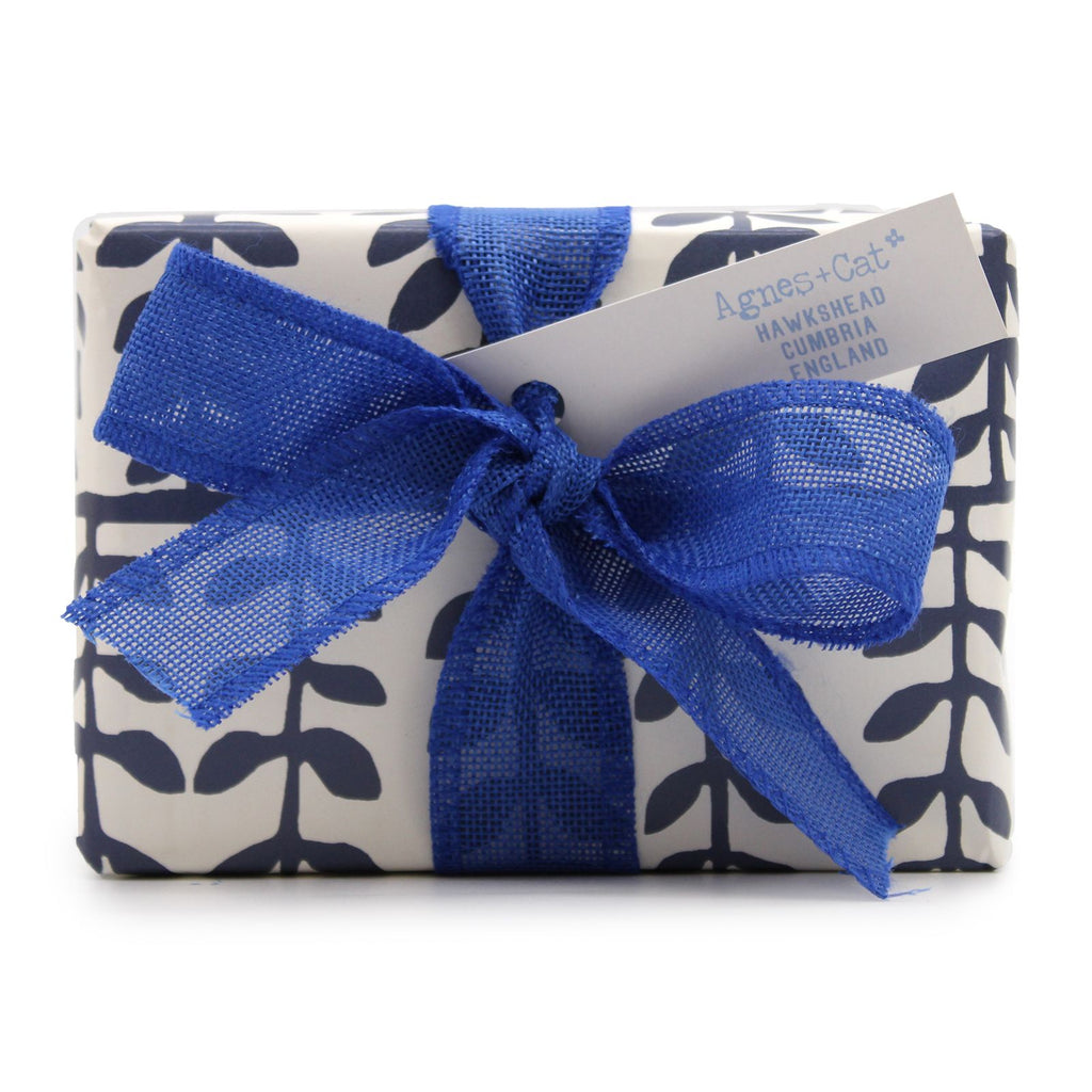 Agnes+Cat Geschenkbox „Retro Violette“ (Kerze und Badebombe)